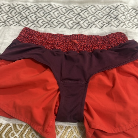 (A4)Lululemon Women's 8 Shorts
Red Grape Miss Mosaic
Alarming Tracker IIIRunning - Picture 12 of 13